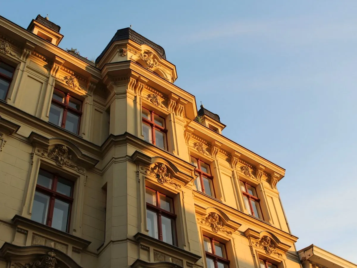 Stuckfassade eines Gründerzeithauses in der Abendsonne