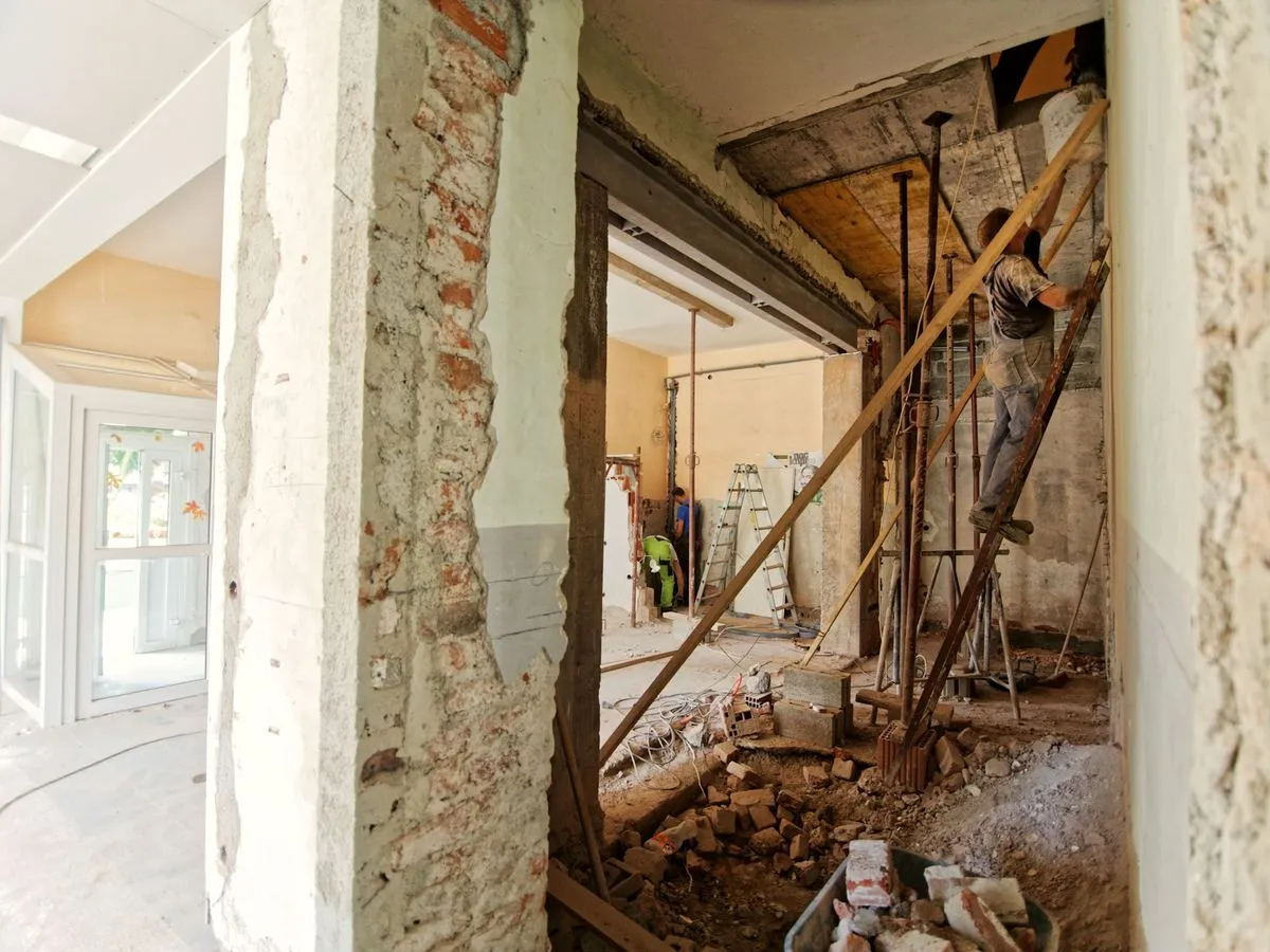 Altbau während der Renovation mit freigelegtem Mauerwerk